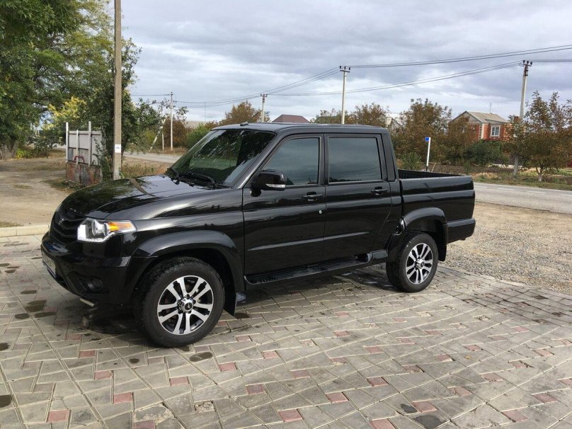 Черный УАЗ Pickup