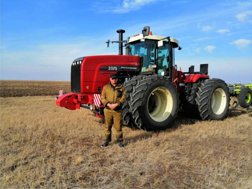 Бюлер трактор 2375