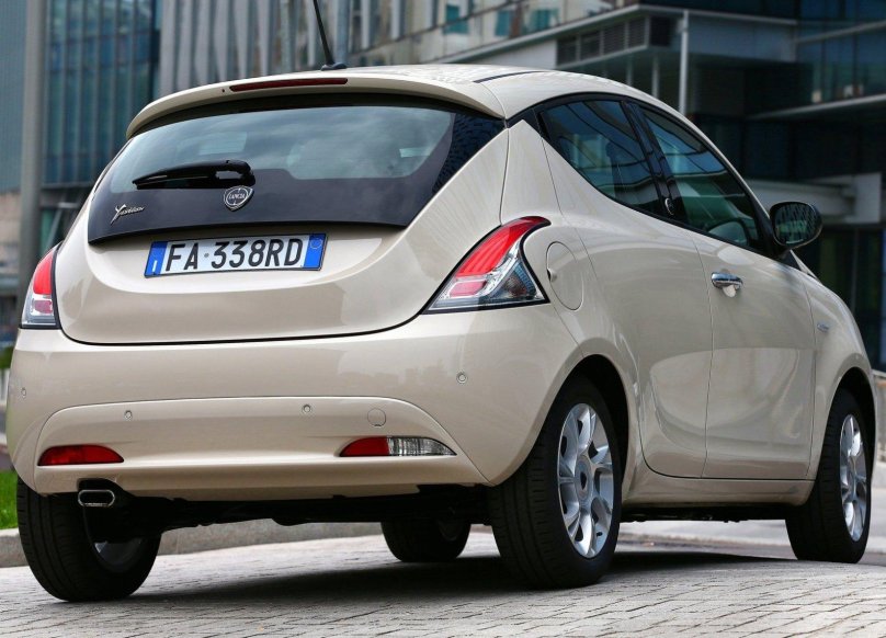 Машина Lancia Ypsilon
