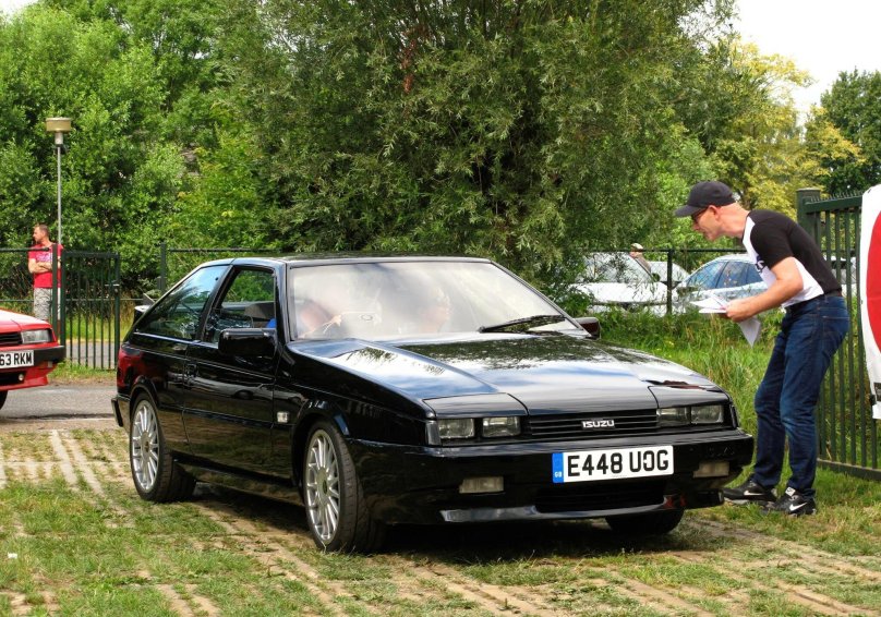 Исузу Пиаза 1993