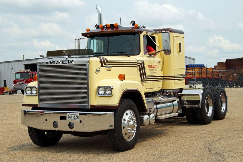 Тягач Mack Superliner