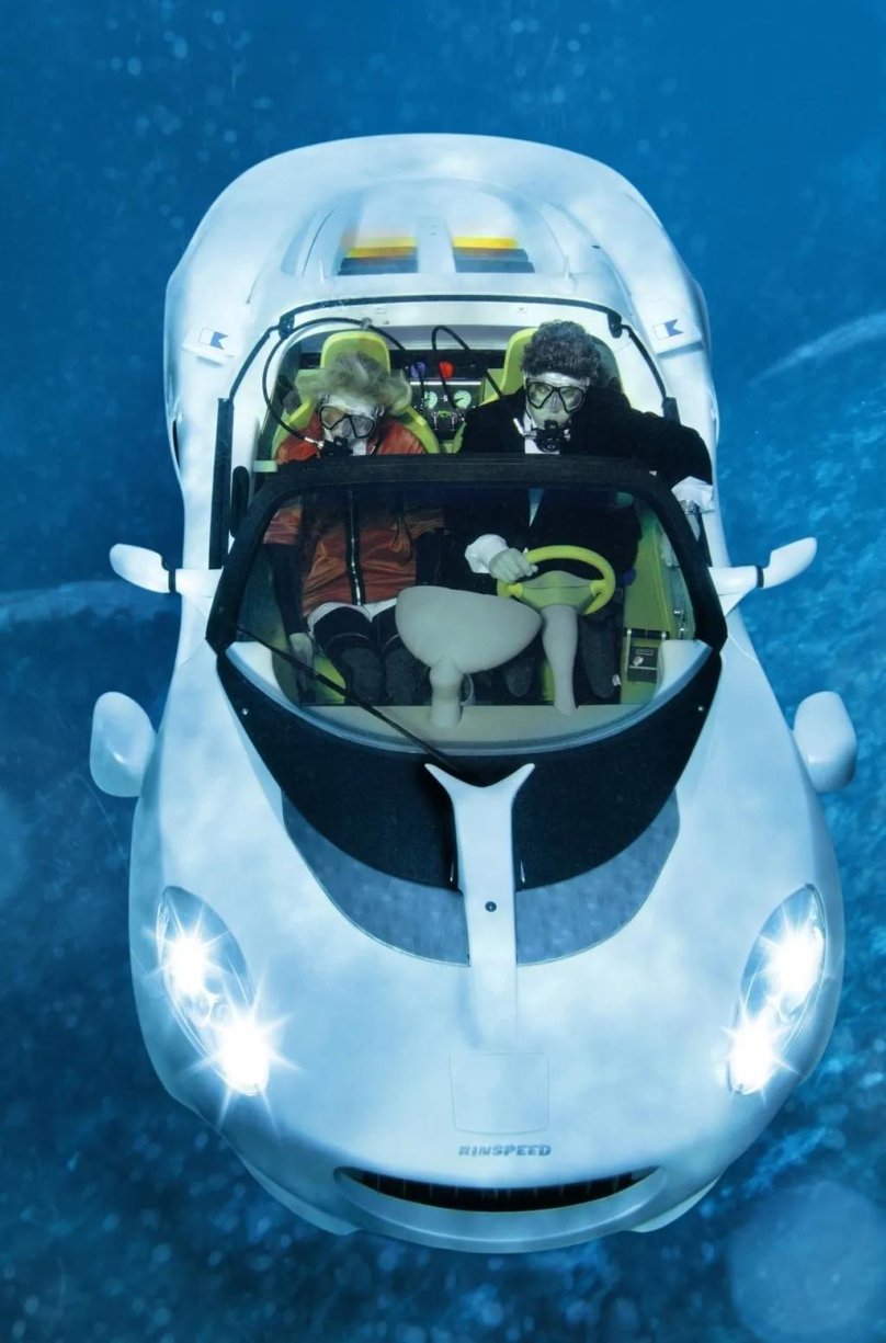 Машина в воде