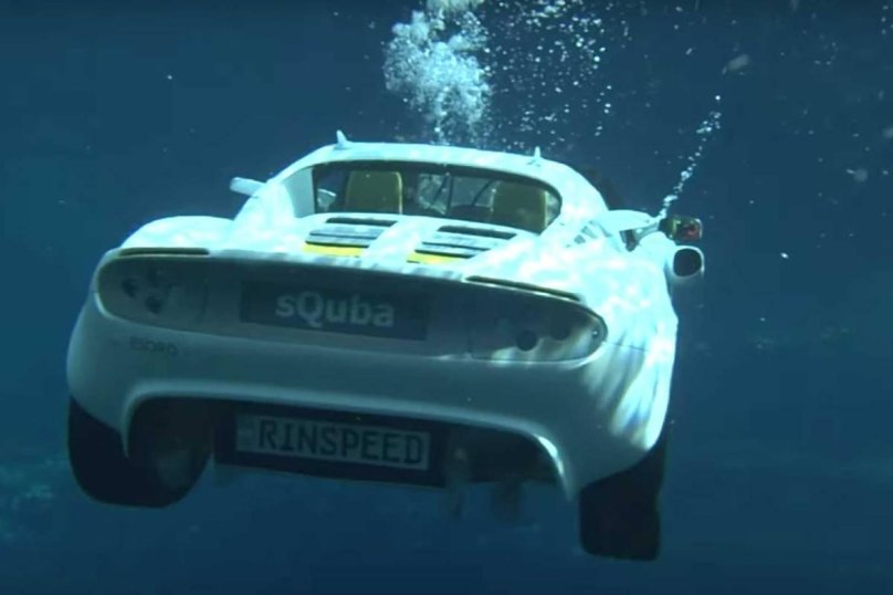 Машина под водой