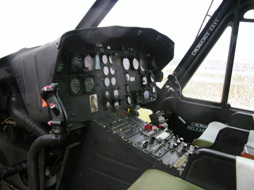 Uh-1 ирокез кабина