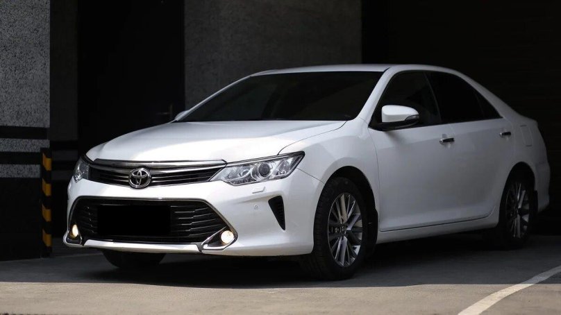 Toyota Camry 55 белая