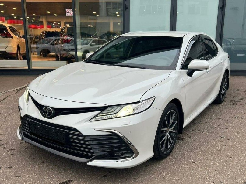 Тойота Камри белая 2023