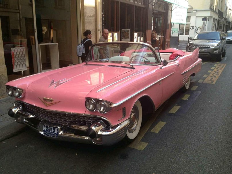 Розовый кабриолет Кадиллак