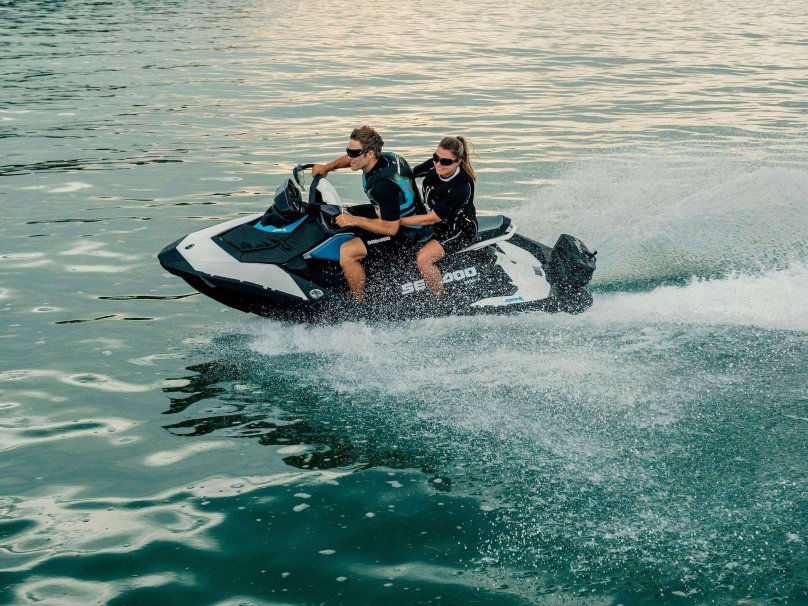 Рядом с гидроциклом