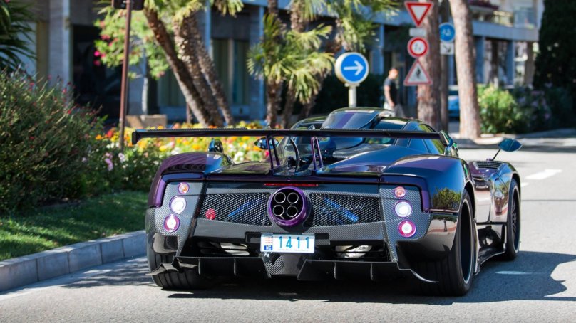 Lewis Hamilton Pagani Zonda
