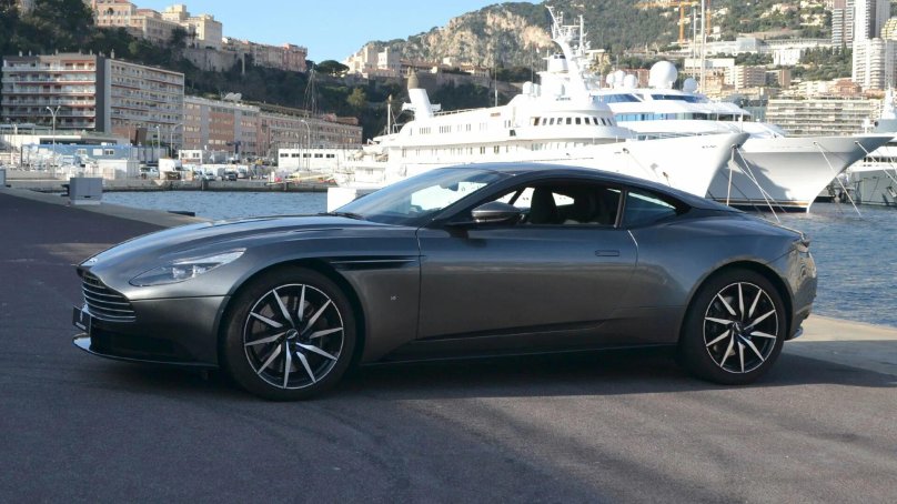 Астон Мартин db11 2022