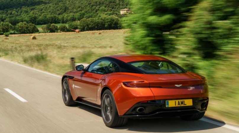 Машина Aston Martin db11