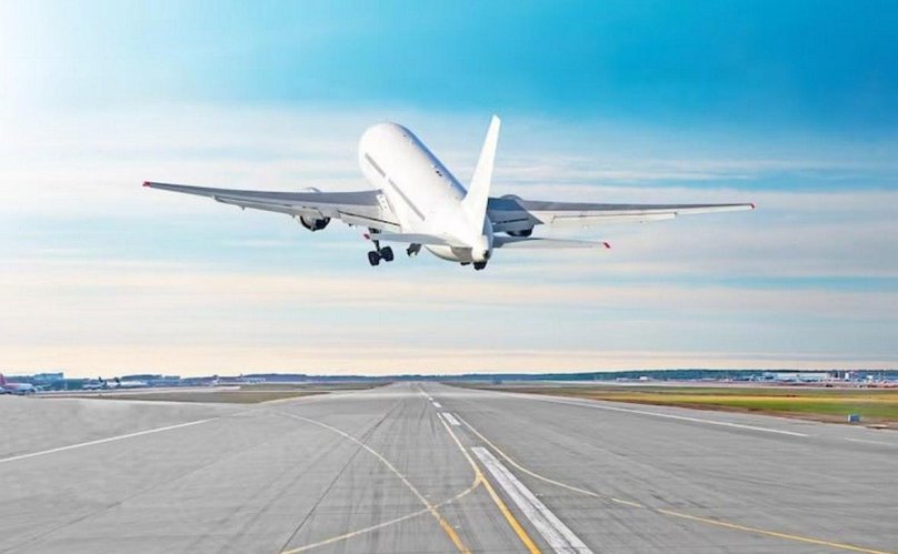 Взлет самолета сзади