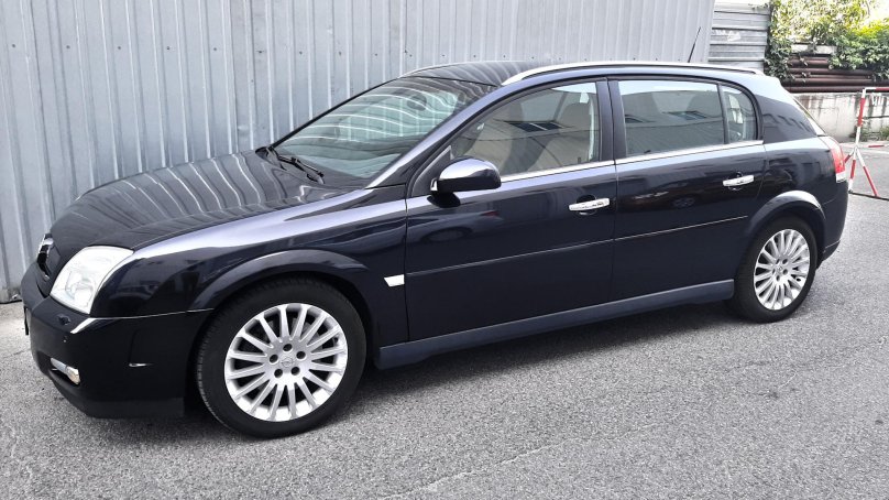 Опель Сигнум в черная