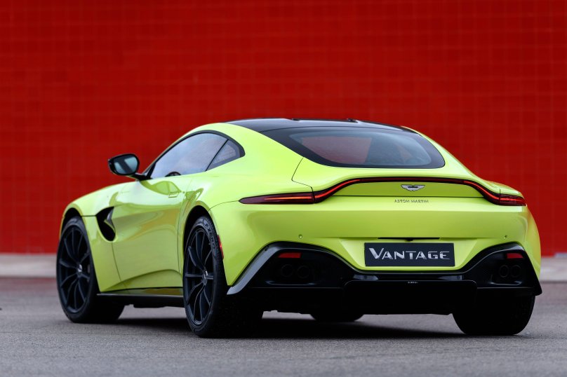 Астон Мартин Вантедж 2018