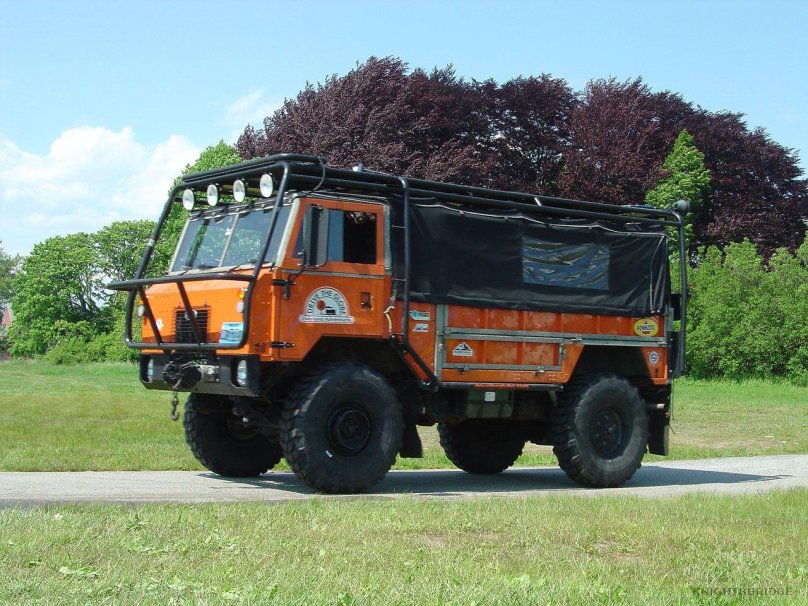 Land Rover forward Control 101s