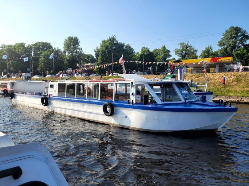 Прогулочный теплоход