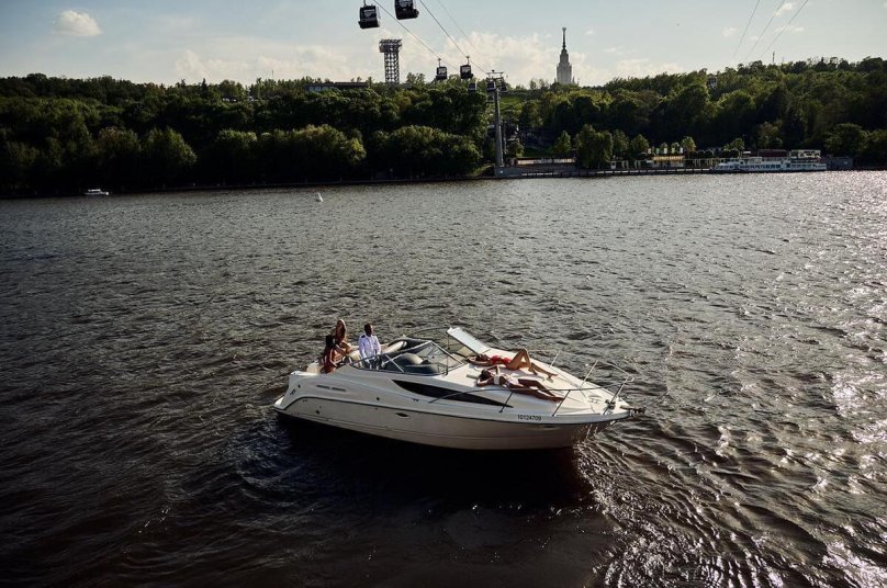 Катер на Неве