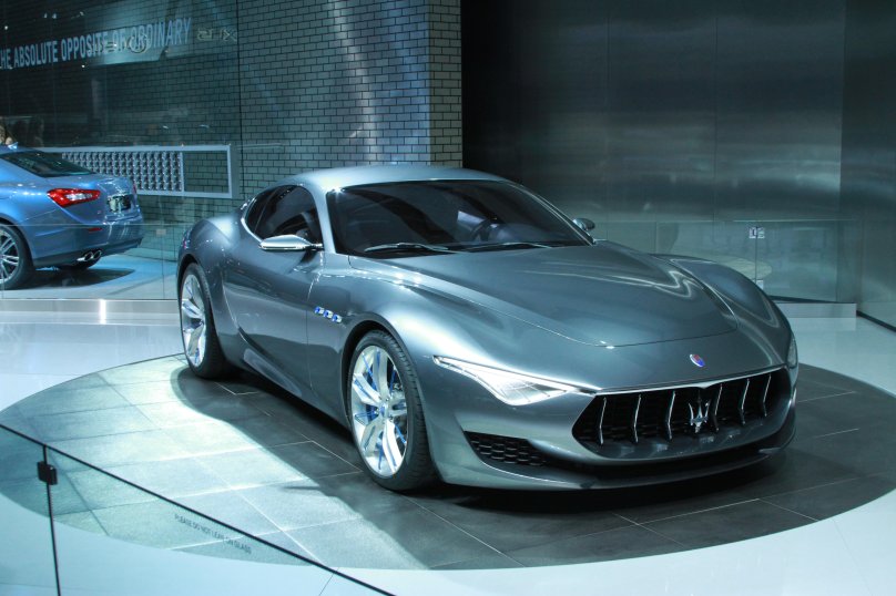 Машина Maserati Alfieri