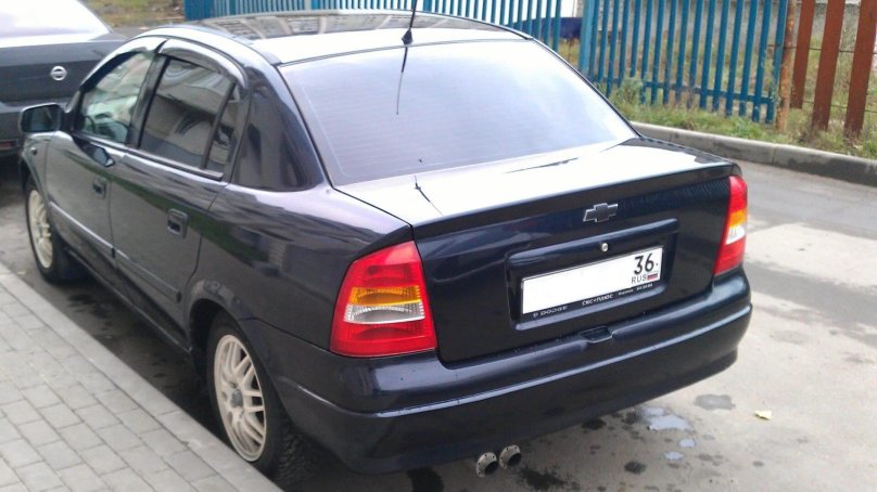 Шевроле Вива 1.8 вид сзади