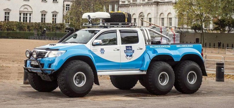 Toyota Hilux Arctic Trucks at44