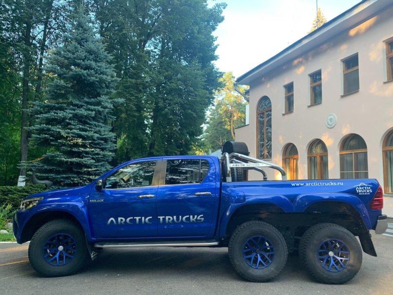 Toyota Hilux Arctic Trucks at33