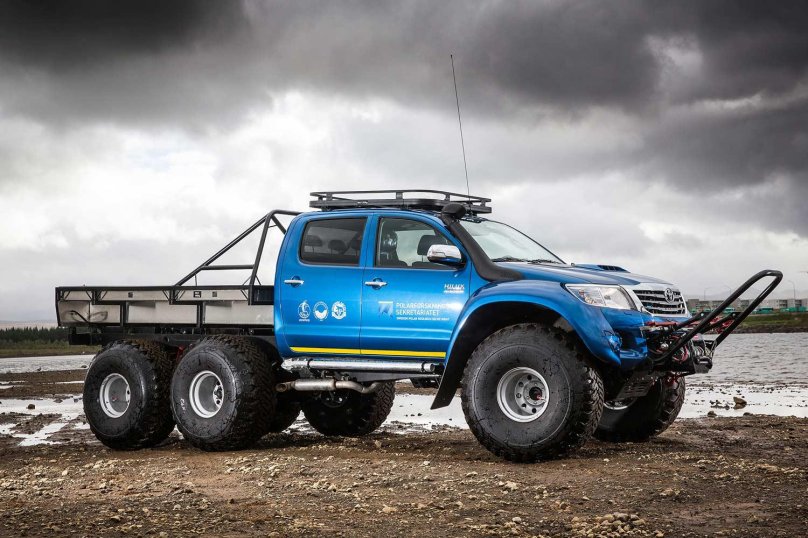 Toyota Hilux Arctic Trucks at38