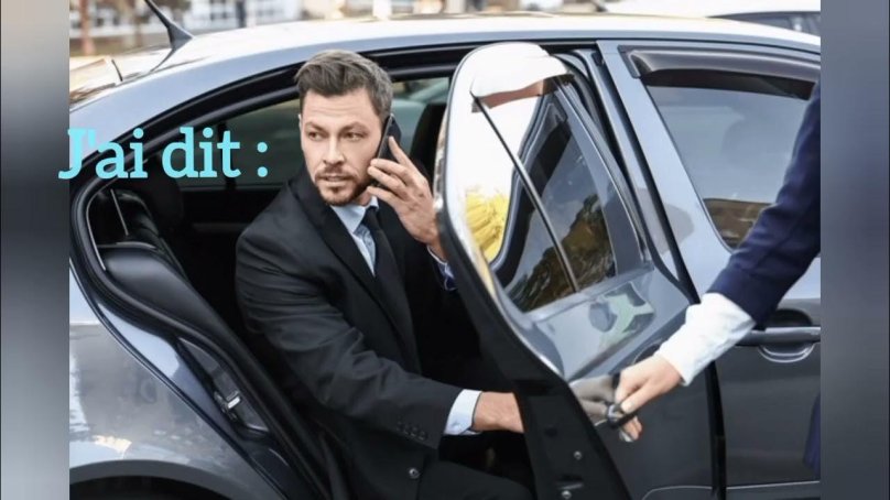 Бизнесмен выходит из машины