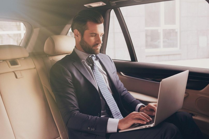 Бизнесмен в машине