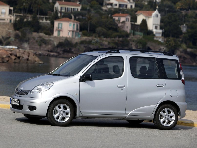 Тойота Ярис версо