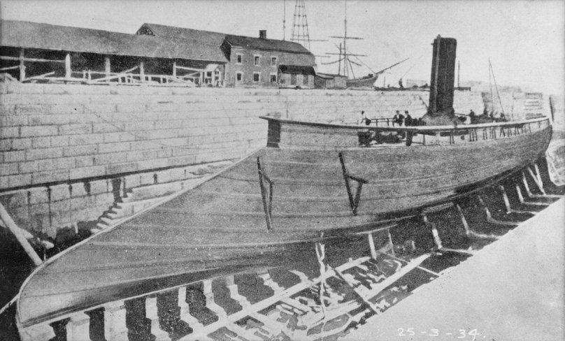 Таранный форштевень