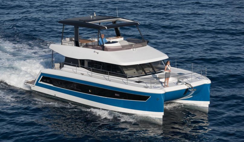 Моторный Fountaine Pajot