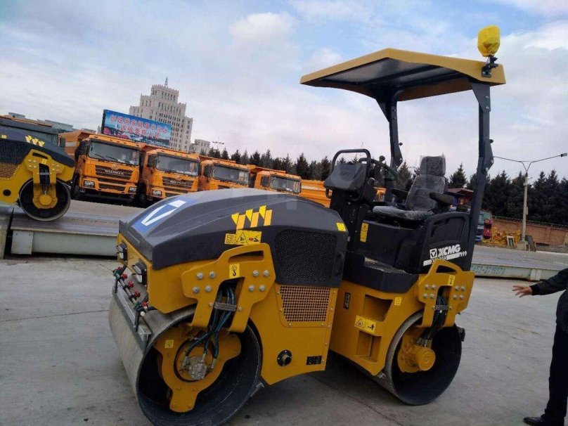 Каток XCMG xmr403