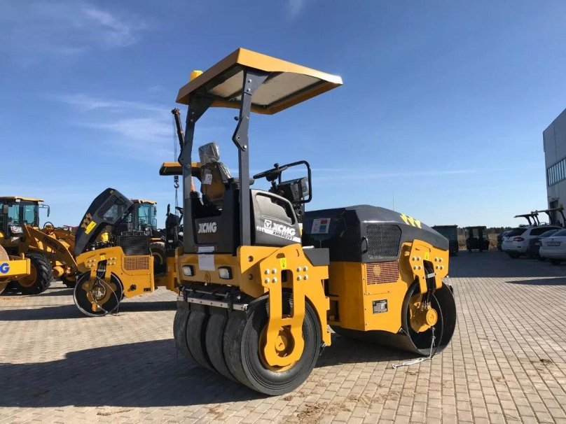 Каток XCMG xmr403vt