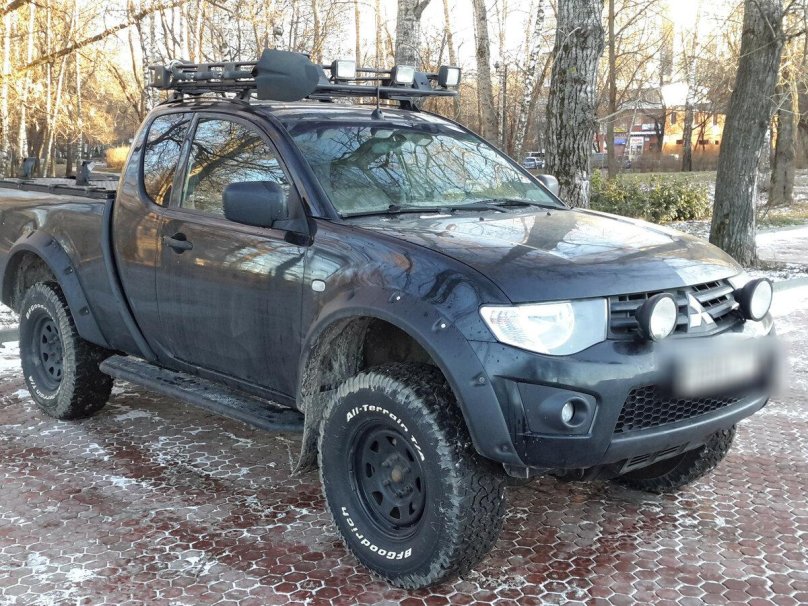 Митсубиси л200 пикап чёрный механика дизель