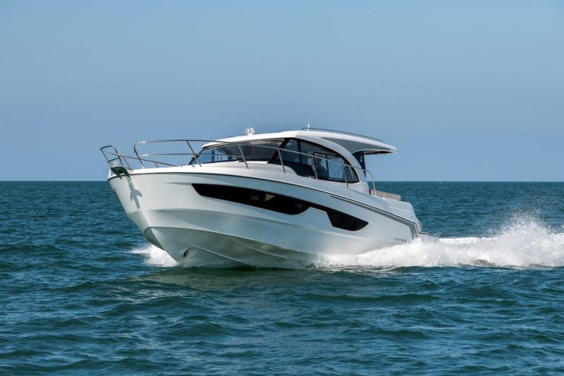Катер Beneteau Antares 9