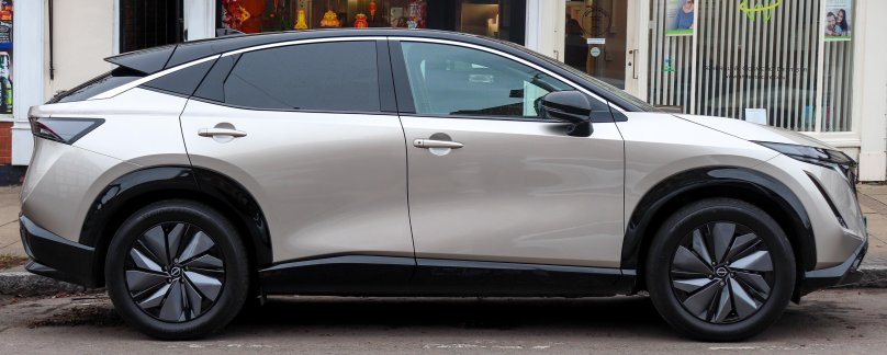 Ниссан Ariya 2024 на белом фоне