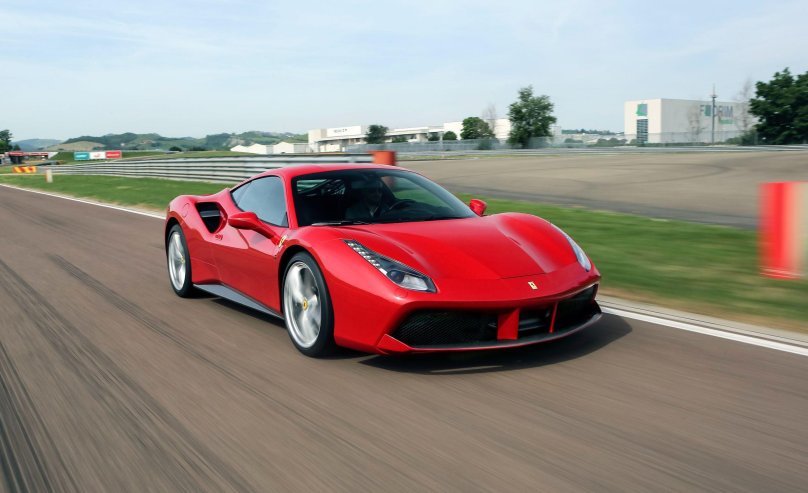 Красная Ferrari 488