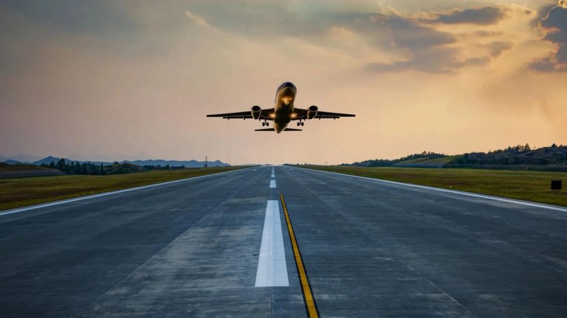 Фото девушки на взлетной полосе