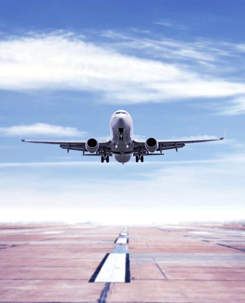 Взлетающий самолет на темном фоне картинка HD