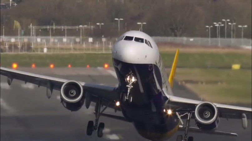 Самолет приземляется гиф