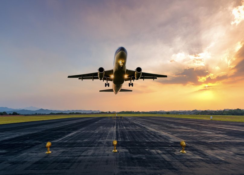 Самолет на взлетной полосе
