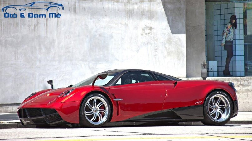 Pagani Huayra красная