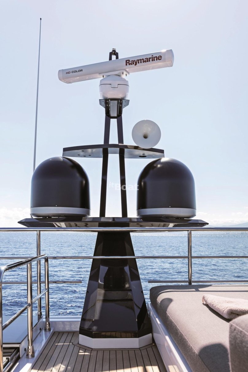 Радар на мачте катера