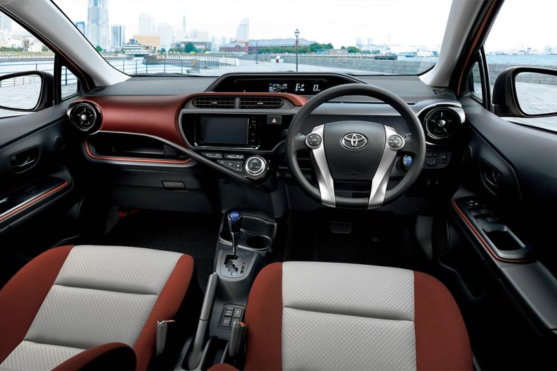 Toyota Aqua 2014 салон