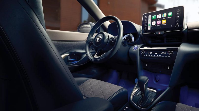 Зарядная панель в Тойота Ярис кросс 2019