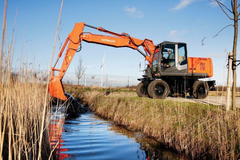 Хитачи ZX для расчистки водоема