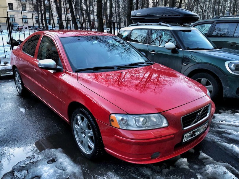 Volvo s60r красная