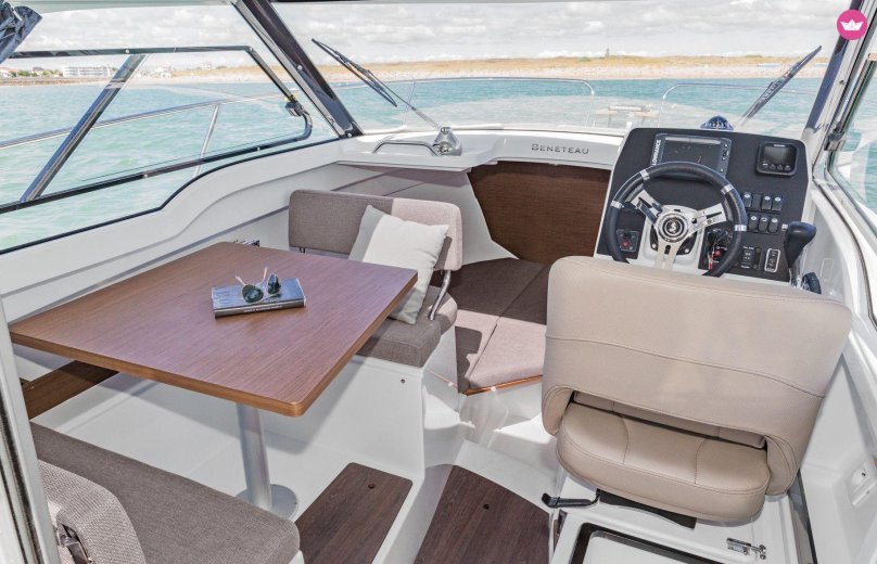 Катер Beneteau Antares 7