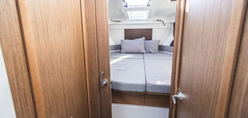 Катер Antares 9