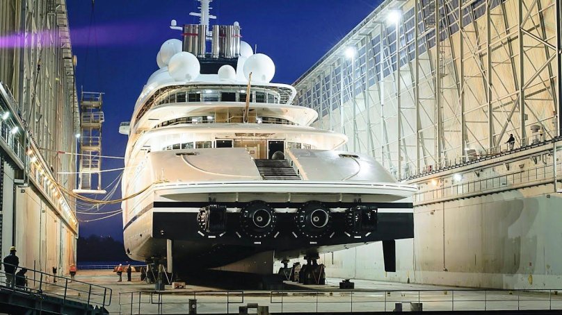 Мега яхта Azzam